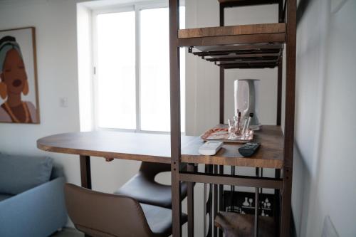 a loft bed with a desk in a room at Riad'a Praia in Armação de Pêra