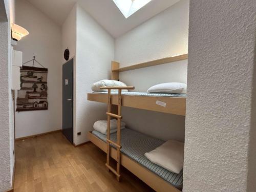 Cette petite chambre comprend des lits superposés. dans l'établissement Appartement Confortable 6 Pers, Montgenèvre, Parking, Casier à Skis, Animaux Bienvenus - FR-1-330D-93, à Montgenèvre