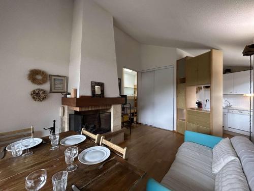un salon avec une table et un canapé dans l'établissement Appartement Confortable 6 Pers, Montgenèvre, Parking, Casier à Skis, Animaux Bienvenus - FR-1-330D-93, à Montgenèvre