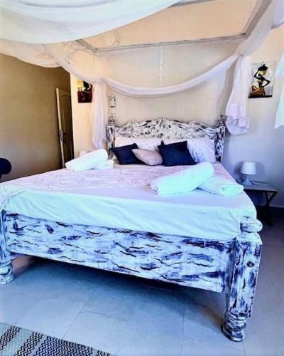 Ένα ή περισσότερα κρεβάτια σε δωμάτιο στο DADA Luxury Suites Beachfront Tropical Paradise