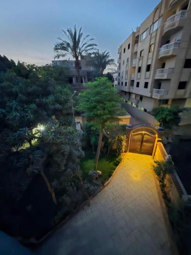Una vista aérea de un patio en un edificio. en Khufu's Pyramids Inn, en El Cairo