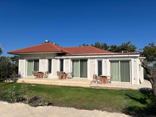 Gallery image of FOFO Platana Beachfront Villa in Skala Rachoniou