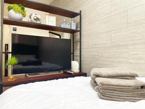 una camera con TV a schermo piatto e letto di Yoi-Machi Heiwajima a Tokyo