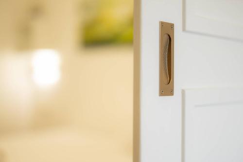 a door with a handle on a white door at Ferienwohnung "Kirchblick" im Ferienhaus Blumenhain in Bad Wünnenberg