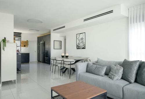 Χώρος καθιστικού στο Amazing penthouse in the heart of Horev center BY MadrigalRentals