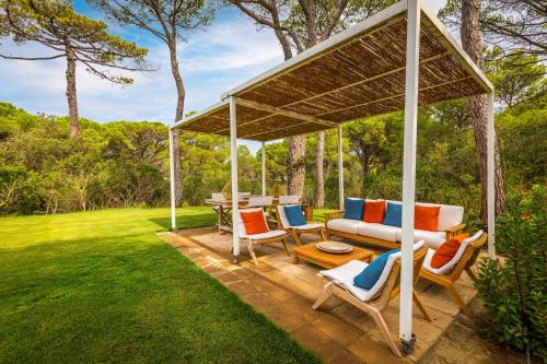 a gazebo with chairs and a table in a yard at Villa Dei Pini in Casa Mora