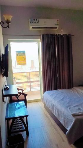 Ένα ή περισσότερα κρεβάτια σε δωμάτιο στο Hotel Mukund Vrindavan near Prem Mandir