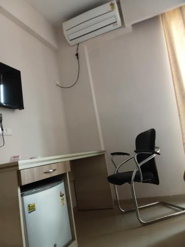 Μια τηλεόραση ή/και κέντρο ψυχαγωγίας στο Hotel Mukund Vrindavan near Prem Mandir