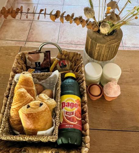 een mand gevuld met brood en een fles saus bij La paillote , confort toutes saisons in Moussan