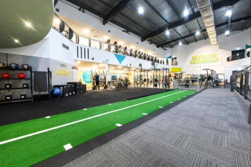 a gym with a green artificial turf floor in a gym at Cheap Quiet Double Room in Park Royal with off-site Gym Access to Showers in London