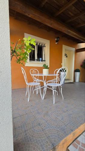 a table and chairs sitting on a patio at PROVENCE, MAISON SPACIEUSE et CONFORTABLE CLOSE TO SPIROU , WAVE ISLAND in Monteux