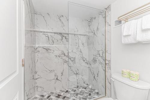 默特尔比奇Breathtaking Luxury Beach Escape with Oceanfront Views-Landmark 731的带玻璃门淋浴间的浴室