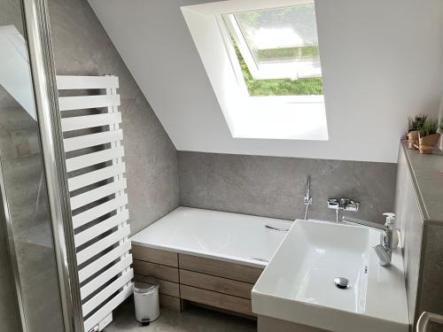 a bathroom with a bath tub and a sink at Ferienwohnung in Dingden in Hamminkeln