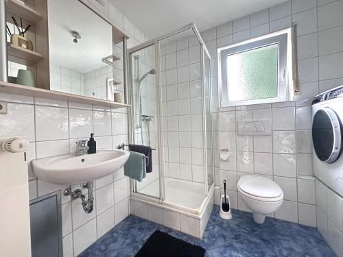 un bagno con lavandino, wc e doccia di Gartenloge Messkirch a Messkirch