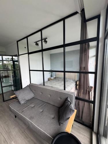 un soggiorno con un divano e una grande finestra di Sea Side Apartment a Gonio
