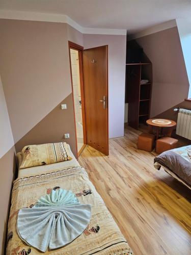 Postel nebo postele na pokoji v ubytování Pokoje Szmaragd