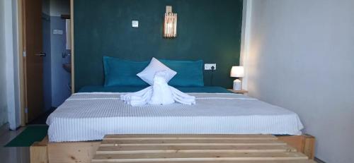 Una cama o camas en una habitación de Misty Cabins