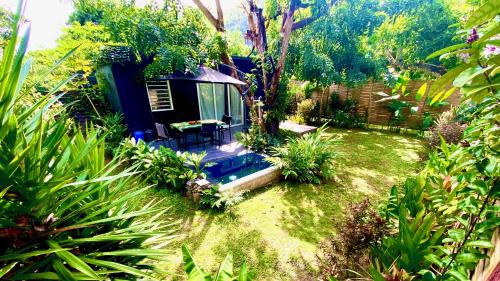 Tiny house with pool near Vaiava beach