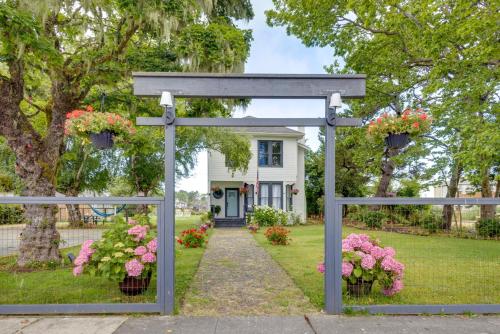 Jardín al aire libre en Walk to Beach Riverside Retreat in Seaside!