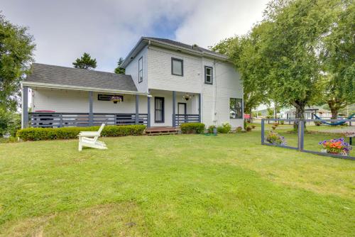 una casa blanca con un patio con un banco en Walk to Beach Riverside Retreat in Seaside!, en Seaside