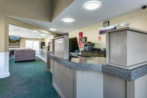 an office with a lobby with a counter top at Coachman Inn in Bellingham