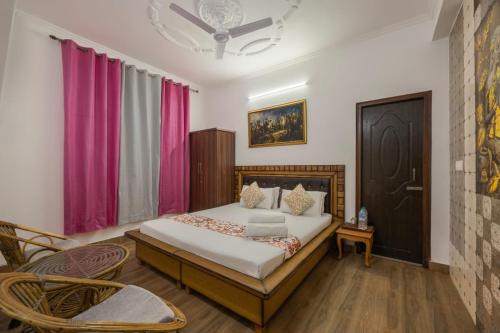 Un ou plusieurs lits dans un hébergement de l'établissement Hotel Adventure Kasauli Hills l 2km From Mall Road l Restaurant l Free Wifi l By Splendid Hotels