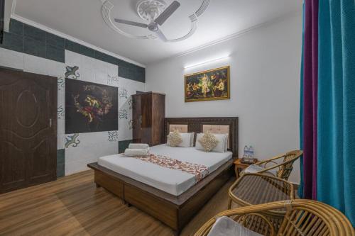 Un ou plusieurs lits dans un hébergement de l'établissement Hotel Adventure Kasauli Hills l 2km From Mall Road l Restaurant l Free Wifi l By Splendid Hotels