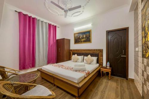 Un ou plusieurs lits dans un hébergement de l'établissement Hotel Adventure Kasauli Hills l 2km From Mall Road l Restaurant l Free Wifi l By Splendid Hotels