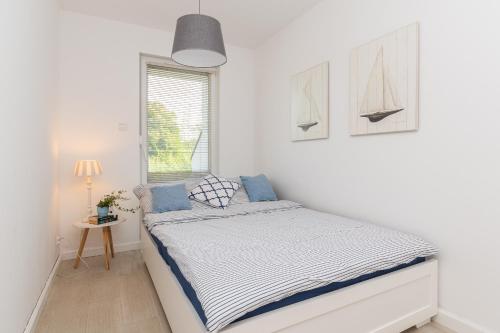 Ένα ή περισσότερα κρεβάτια σε δωμάτιο στο Apartament Lubię błękit