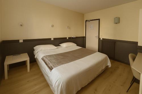 Letto o letti in una camera di Hotel des Bains à 10 min de Paris
