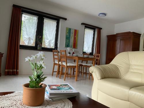 Ruang duduk di Studio Viramonte - charmantes Apartment mit Pool & Seeblick