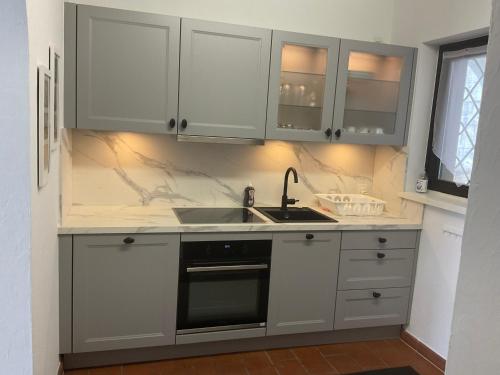 Dapur atau dapur kecil di Studio Viramonte - charmantes Apartment mit Pool & Seeblick