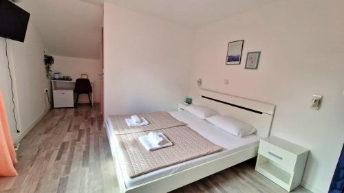 Katil atau katil-katil dalam bilik di Cozy room Peny
