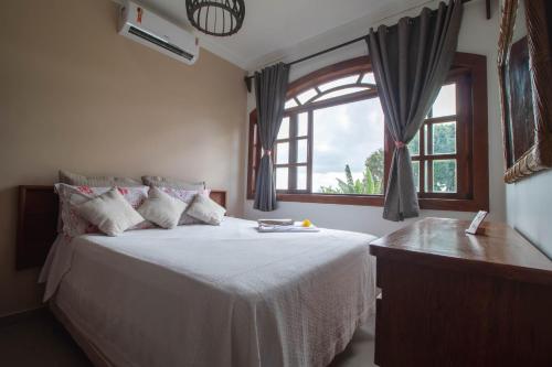Postel nebo postele na pokoji v ubytování Villa Hibiscus Mirante Ai Que Lindo