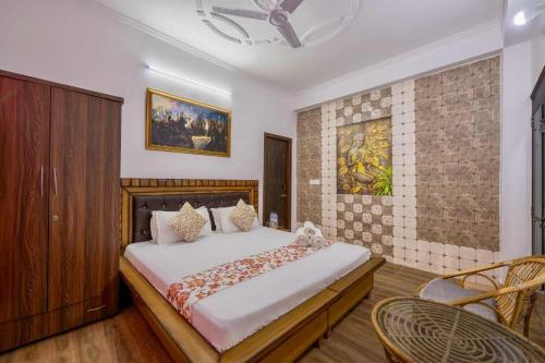 カソーリにあるHotel Elegant Dreamscape Kasauliの部屋の中に大きなベッドがある寝室