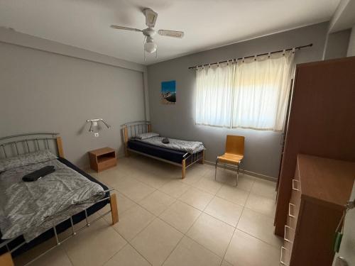 a bedroom with two beds and a window at Iberfishing Apartmanok in Caspe