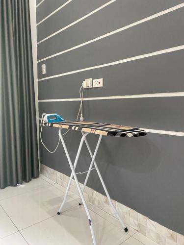 a table in a room with a gray wall at Villa Nghỉ Dưỡng Nguyên Căn in Trung An