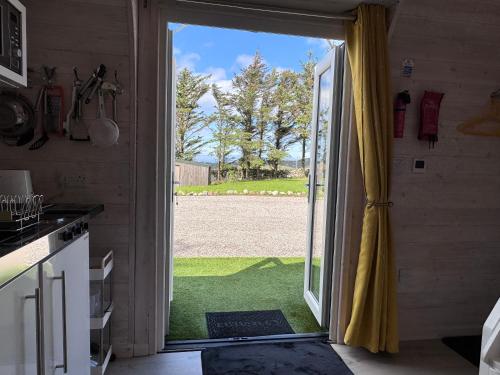 Η κουζίνα ή μικρή κουζίνα στο Coastal Cabin Oldshoremore