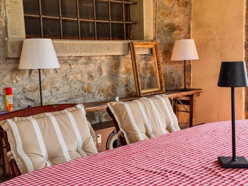 a room with a table with two lamps and chairs at Ferienwohnung Fortuna del Lupo mit Pool und Aussicht in Subbiano
