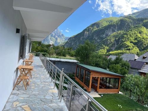 Pemandangan gunung umum atau pemandangan gunung yang diambil dari hotel