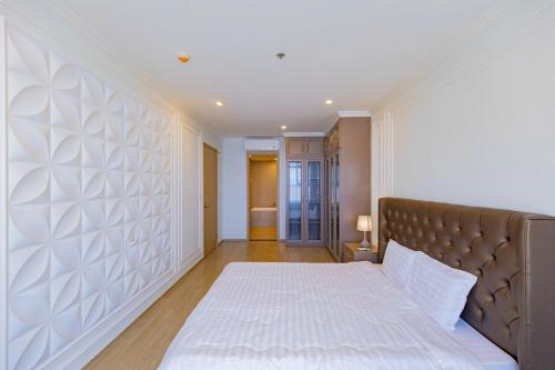 a bedroom with a large bed in a room at Sóng Homestay-The Sóng Apartment Vũng Tàu Nghỉ Dưỡng Biển Cao Cấp 5 Sao- The Song Vung Tau Condotel 5 Star Beach View Apartment in Vung Tau