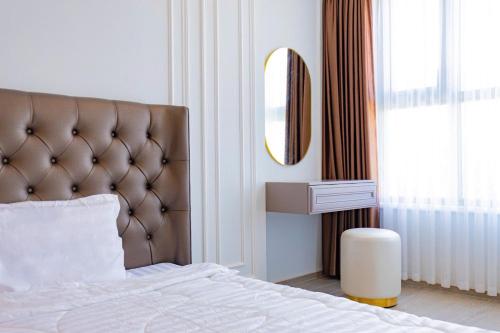 a bedroom with a large bed and a mirror at Sóng Homestay-The Sóng Apartment Vũng Tàu Nghỉ Dưỡng Biển Cao Cấp 5 Sao- The Song Vung Tau Condotel 5 Star Beach View Apartment in Vung Tau