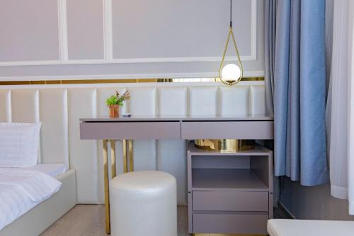 a bedroom with a desk and a bed at Sóng Homestay-The Sóng Apartment Vũng Tàu Nghỉ Dưỡng Biển Cao Cấp 5 Sao- The Song Vung Tau Condotel 5 Star Beach View Apartment in Vung Tau
