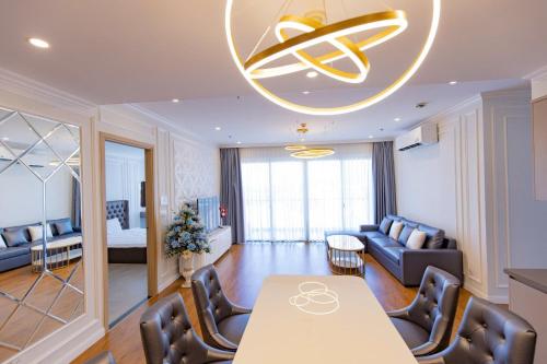 a living room with a table and a couch at Sóng Homestay-The Sóng Apartment Vũng Tàu Nghỉ Dưỡng Biển Cao Cấp 5 Sao- The Song Vung Tau Condotel 5 Star Beach View Apartment in Vung Tau