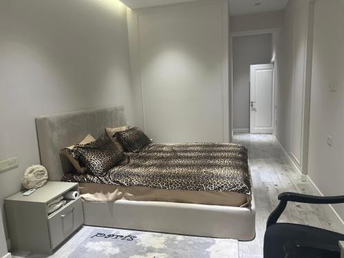 una camera da letto con un letto grande in una stanza di Квартира a Baku