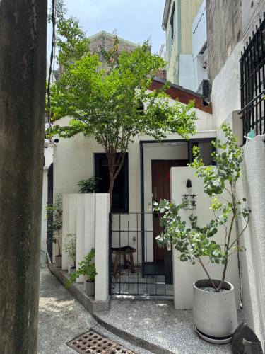 een huis met een binnenplaats met een boom erin bij Just meet in Tainan