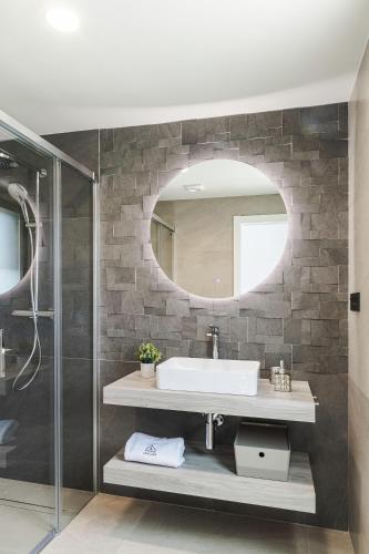 a bathroom with a sink and a mirror at Casa Villa Atalaya Priego in Priego