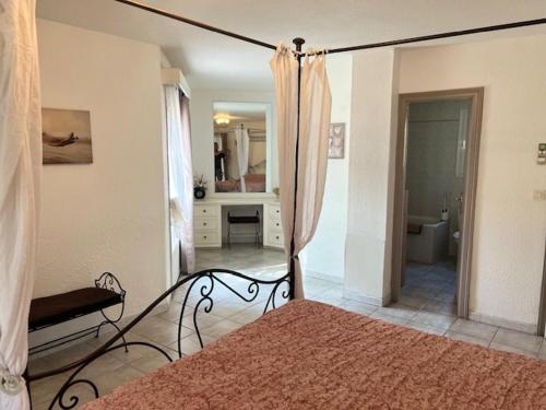 a bedroom with a bed and a bathroom at Appartement Spacieux T2, Confortable Malibu Village, Canet-en-Roussillon in Canet-en-Roussillon