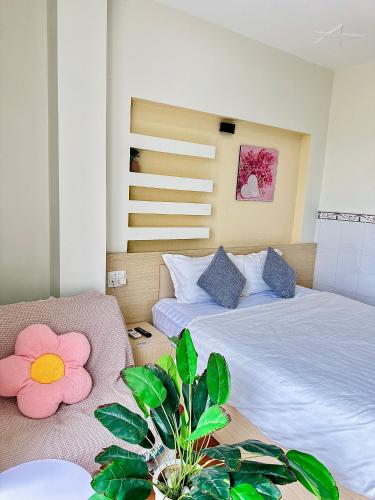 a hotel room with two beds and a couch at Khách sạn Sinh Hiền in Liên Trì (4)