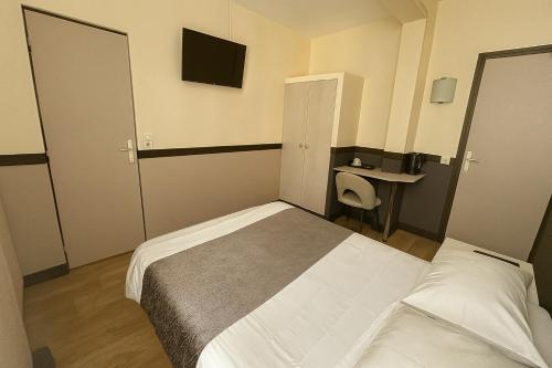 Letto o letti in una camera di Hotel des Bains à 10 min de Paris
